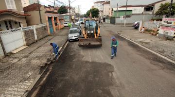 Mais uma rua em Santos é preparada para receber nova camada de asfalto