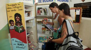 Geladeira vira prateleira de livros em escola