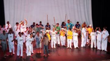 capoeiristas em cima do palco em apresentação #paratodosverem