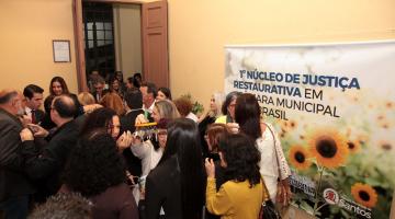 Público durante a inauguração #pracegover 