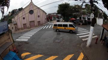 cruzamento do morro já com a sinalização #pracegover