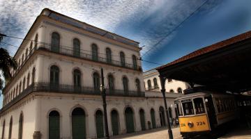 fachada do museu pelé com bonde passando na frente #pracegover 