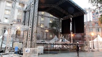 Montagem de palco é finalizada na Praça Mauá. Estrutura tem 12 metros de altura. #Pracegover