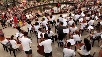 Orquestra de Rua reúne 70 músicos na Praça do Surfista