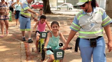 Crianças se divertem e aprendem na Minicidade do Trânsito