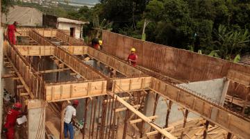 Construção de creche no Morro da Penha avança para o segundo andar