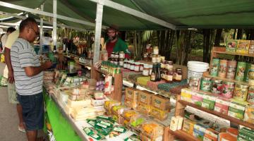 homem olha produtos na feira #paratodosverem 