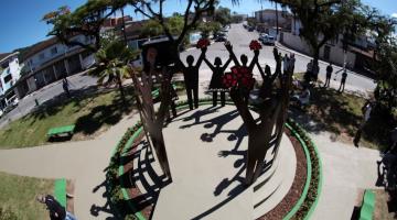 Monumento em homenagem às Mães de Maio é inaugurado na Zona Noroeste de Santos