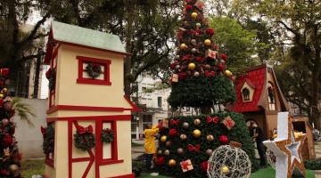 Casa do papai noel e árvore de natal sendo montadas #paratodosverem