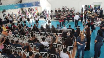 pessoas assistindo apresentação #paratodosverem