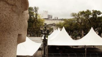 lonas do evento montadas na praça #paratodosverem 