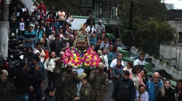 imagem de santa é carrega escadaria abaixo. #paratodosverem