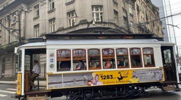 bonde pelé circulando pelo centro histórico. #paratodosverem 
