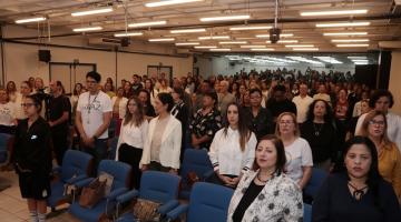 pessoas em pé na plateia #paratodosverem