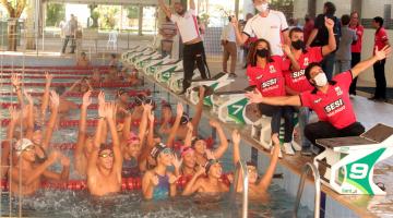 pessoas dentro de uma piscina com as mãos para cima , fora da piscina pessoas com braços abertos #paratodosverem