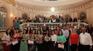 grupo de pessoas reunidas na sala princesa isabel posa para foto. #paratodosverme 