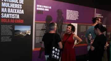 pessoas visitando exposição no museu pele #paratodosverem