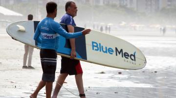 Professor orienta aluno da Escola Radical. #Paratodosverem