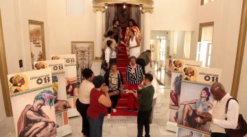 painéis com fotografia e pessoas olhando. #paratodosverem