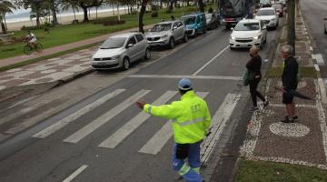 Conscientização sobre prioridade de pedestres na Faixa Viva segue em Santos