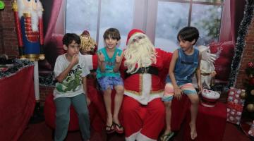 papai noel com crianças na casa #paratodosverem