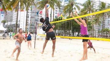 jogadores durante partida de volei #paratodosverem