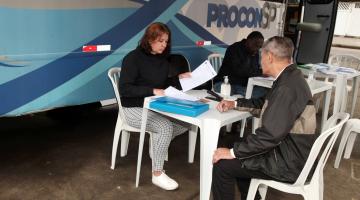 van do procon ao fundo e atendimento de uma pessoa. #paratodosverem