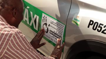 Táxis de Santos recebem adesivo de combate ao racismo