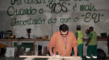 professor realiza serviço na mesa #paratodosverem