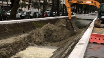 máquina escavadeira remove grande volume de areia de canal. #paratodosverem 