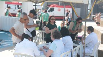 pessoas debaixo de uma tenda #paratodosverem