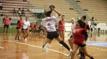 atleta de santos está lançando a bola. Seu corpo está no ar. #paratodosverem