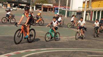 Feras do ciclismo santista inspiram alunos da rede municipal e incentivam pedaladas