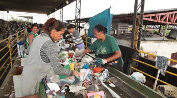 Coleta de lixo reciclável deve ser feita por cooperativas cadastradas no Município. Confira a lista de opções