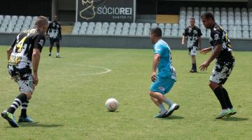 Guardas municipais de Santos se confraternizam em partida no estádio do Santos Futebol Clube