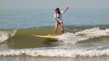 Surfista nas ondas do Novo Quebra-Mar. #Paratodosverem