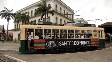 Ídolos que jogaram com Pelé emocionam passageiros de bonde em Santos