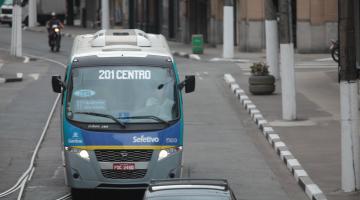 ônibus seletivo em rua. #Pracegover