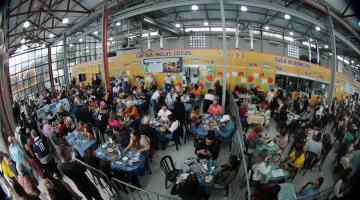 vista geral da praça de alimentação da festa. #paratodosverem