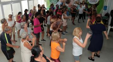 pessoas da terceira idade se movimentam em vila criativa. #paratodosverem