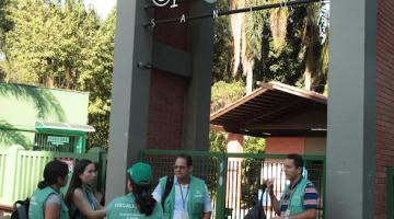 agentes parados na porta do orquidário #paratodosverem