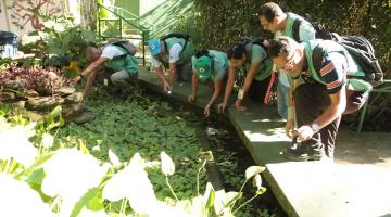 agentes observam água de lago #paratodosverem