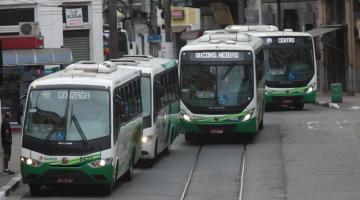 Três ônibus em uma rua. #paratodosverem