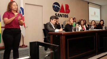 autoridades sentadas em auditório #paratodosverem