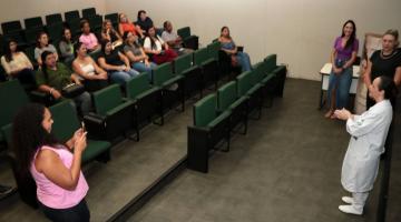 mulheres sentadas em auditório assistem palestra. #paratodosverem 