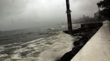 maré elevada e tempo nublado na praia #paratodosverem