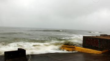 ondas invadindo rampa na ponta da praia #paratodosverem