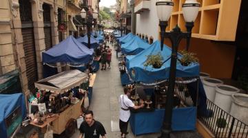 Amantes do café degustam diversos tipos da bebida em feira no Centro Histórico de Santos