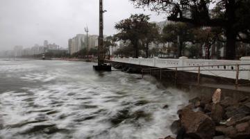 mar agitado e muretas da praia #paratodosverem