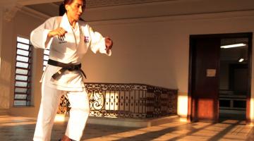 judoca treina em salão iluminado pelo sol #pracegover 